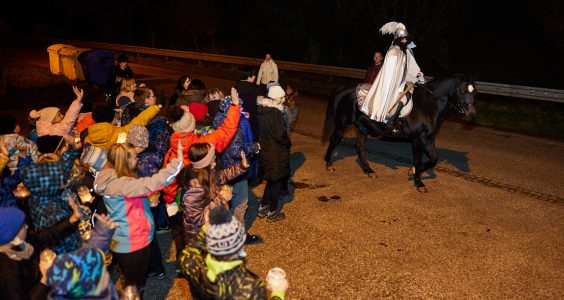 Vítání Martina na bílém koni v Poříčí v Základní  škole pro žáky se speciálními vzdělávacími potřebami
